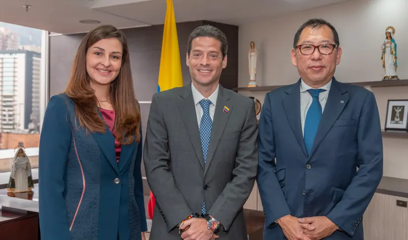 Ministro Mauricio Gómez Amín posando para la foto con representante de Mazda y ProColombia. - Colombia pasa del compromiso a los hechos: inicia conversaciones para el regreso de Mazda al país
