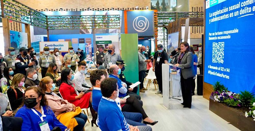 Ministra Lombana presentando la campaña #OjosEnTodasPartes, que combate explotación sexual de niños y niñas.