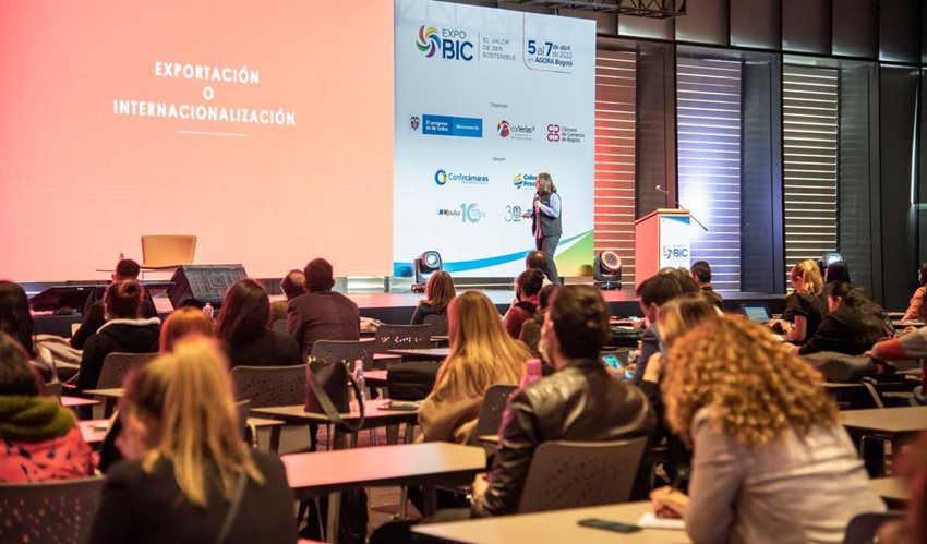 Mujer en escenario de Expo BIC realizando una exposición ante el público.