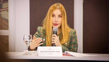 Ministra Diana Morales hablando por micrófono, desde mesa en donde está sentada. - Exportaciones industriales crecen en marzo y fortalecen la diversificación productiva de Colombia