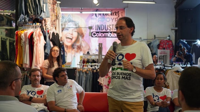 Ministro Restrepo ofrece apoyo a comerciantes de Cali.