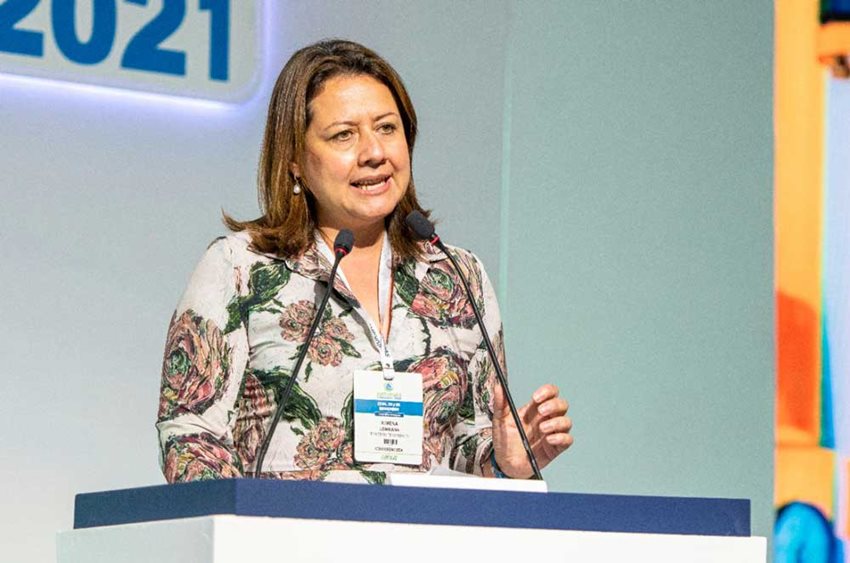 Ministra de Comercio, Industria y Turismo, Ximena Lombana, en medio de una intervención en un foro.