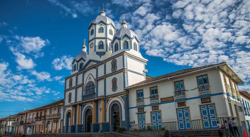 Foto de iglesia de Filandia, con fachada de colores azul claro y blanco.