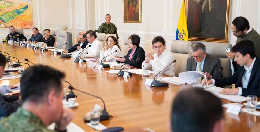 Descripción de la imagen: Presidente, Ministros y Ministras reunidos en mesa grande, conversando.