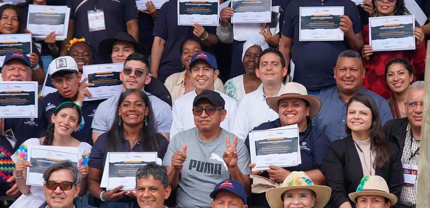 Descripción de la imagen: Hombres y mujeres posando para la foto, con sus diplomas en las manos.