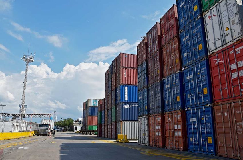 Lote de contenedores descargados junto a un camión.