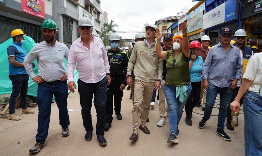 Descripción: Ministro Mauricio Gómez Amín caminando con personas en medio de los escombros por el terremoto en Pereira.