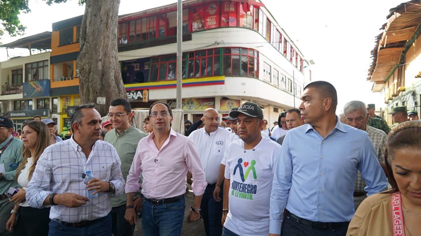 Descripción: Vicepresidente José Manuel Restrepo visitando departamento del Quindío 