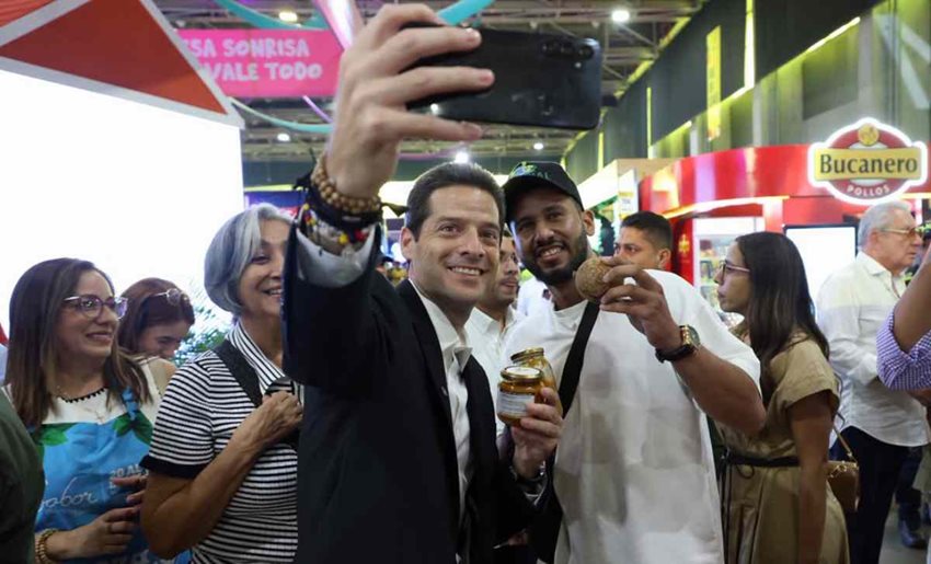 Descripción: Ministro Mauricio Gómez.
