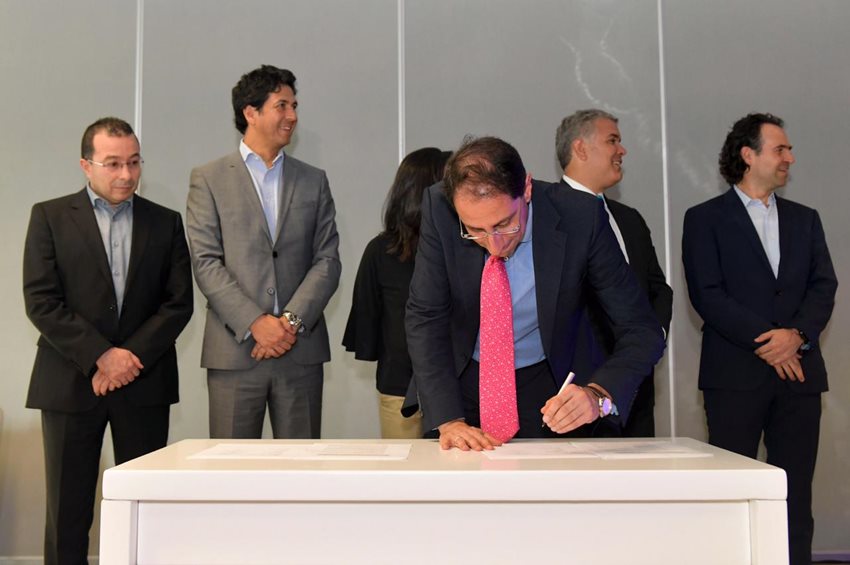 Firma Ministro José Manuel Restrepo