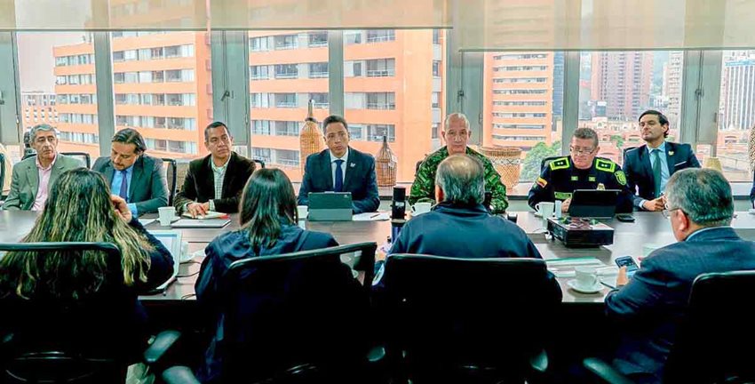 Descripción: Personas reunidas alrededor de una mesa, dialogando.