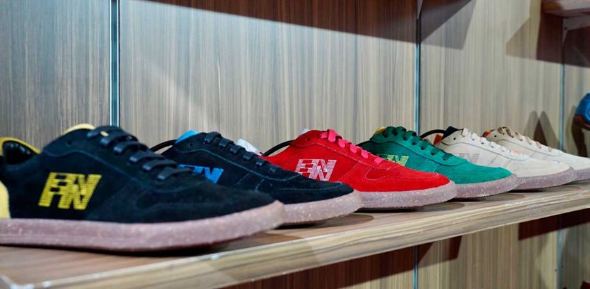 Tennis de diferentes colores expuestos en un stand.