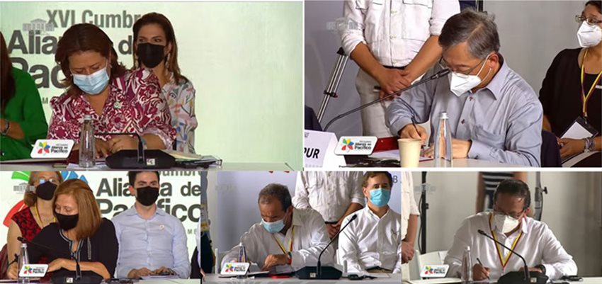 Funcionarios de los gobiernos de los países de la Alianza del Pacífico firmando TLC con Singapur.