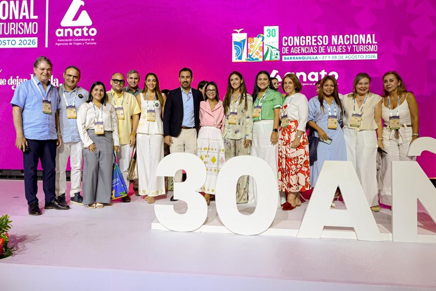 Personas posando para la foto.