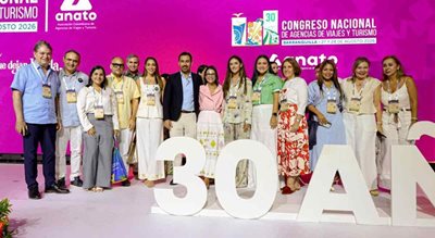 Alrededor de 14 personas, entre hombres y mujeres, posando para la foto.