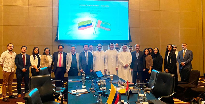 Funcionarios de los gobiernos de Colombia y Emiratos Árabes Unidos durante las conversaciones para el TLC.