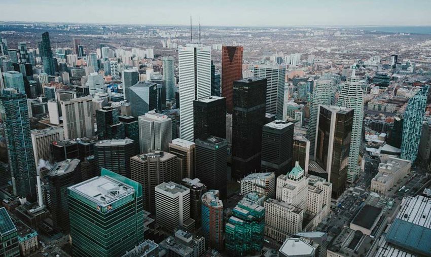 Panorámica de una ciudad, con muchos edificios de colores.