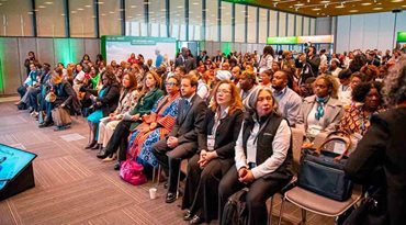 Personas sentadas en sillas a la espera de que hablen en el escenario. - Con la rueda de negocios entre empresarios, inician las actividades previas al Foro de Alto Nivel CELAC-África