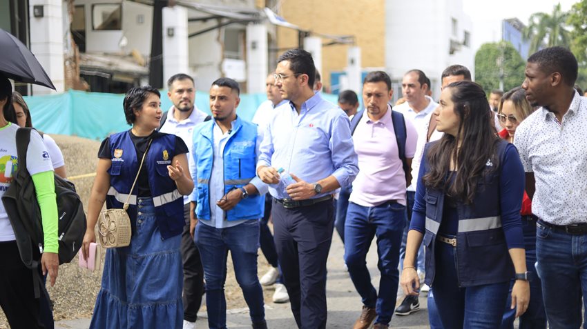 Manuel Naranjo caminando con personas.
