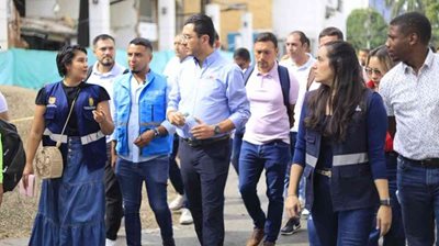 Manuel Naranjo caminando con personas alrededor, por las calles de Cali.