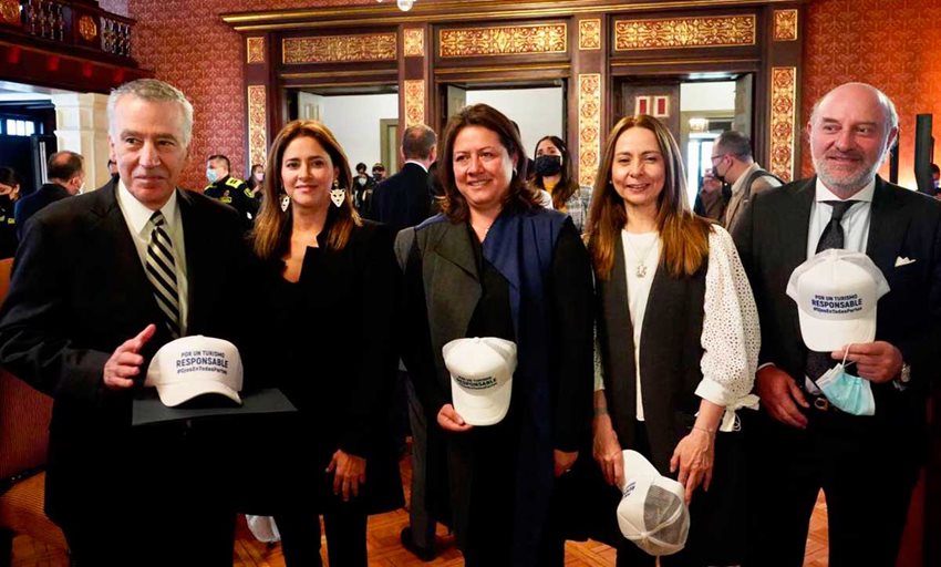 Ministra Ximena Lombana, junto a funcionarios del Gobierno y de entidades privadas, durante campaña ESCNNA.