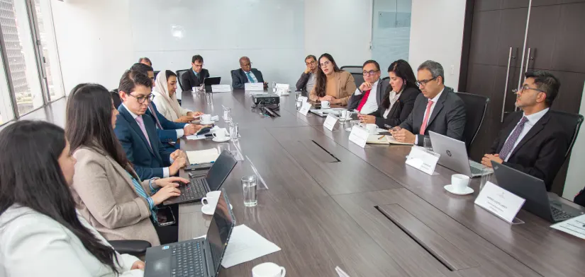 Personas reunidas alrededor de mesa, en sala de juntas, dialogando. - Gobierno de la Patria Milagro y Emiratos Árabes Unidos definen hoja de ruta para fortalecer su relación comercial y de inversión