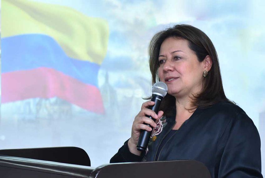 Ministra de Comercio, Industria y Turismo, Ximena Lombana, hablando al público.