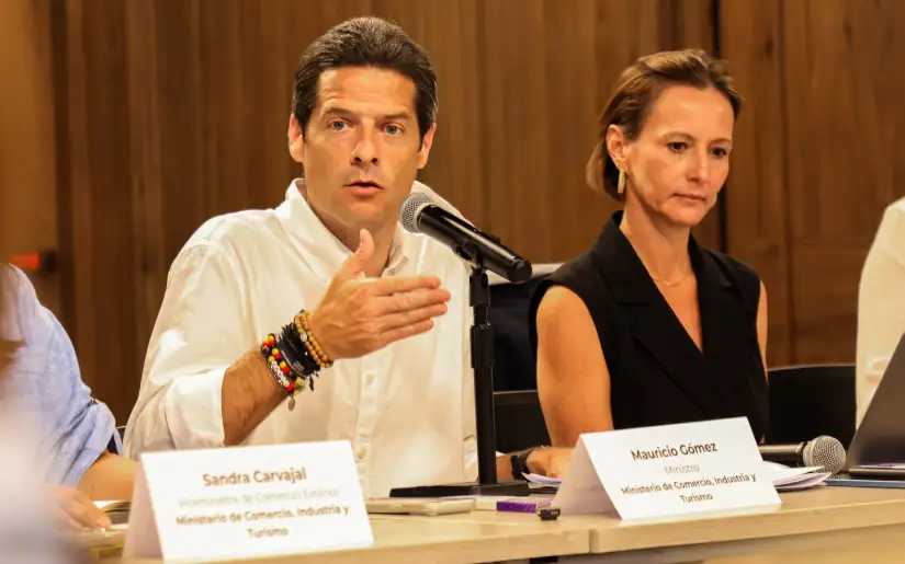 Ministro Mauricio Gómez Amín hablando por micrófono a las personas, en medio de una reunión. - Gobierno nacional y Red Invest trazan ruta para acelerar inversiones, empleo y crecimiento en las regiones