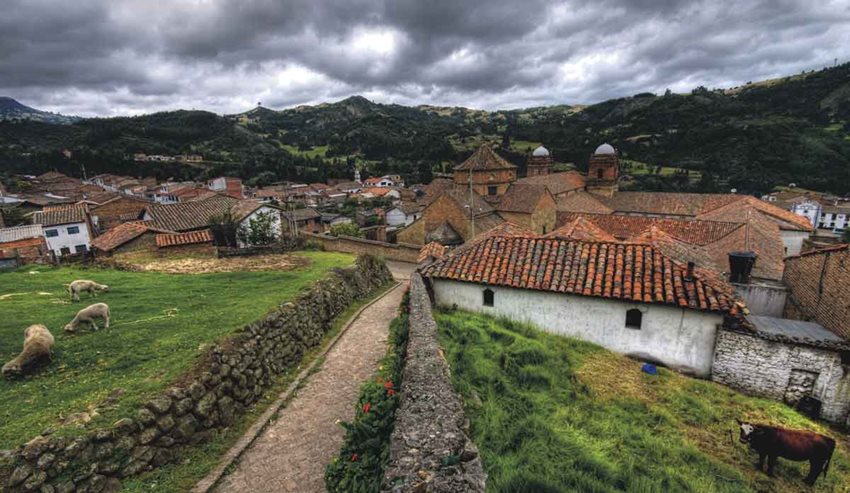 Foto panorámica de Monguí en Boyacá, donde se ve campo y los techos de las casas.