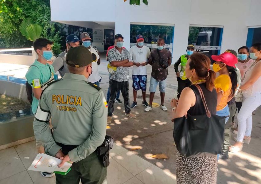 Funcionarios del Mincomercio y de la Policía de Turismo en recorrido por hoteles de Cartagena.