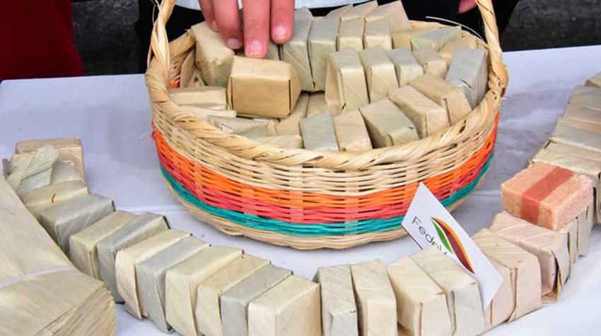 Bocadillos veleños expuestos y dentro de un canasto.