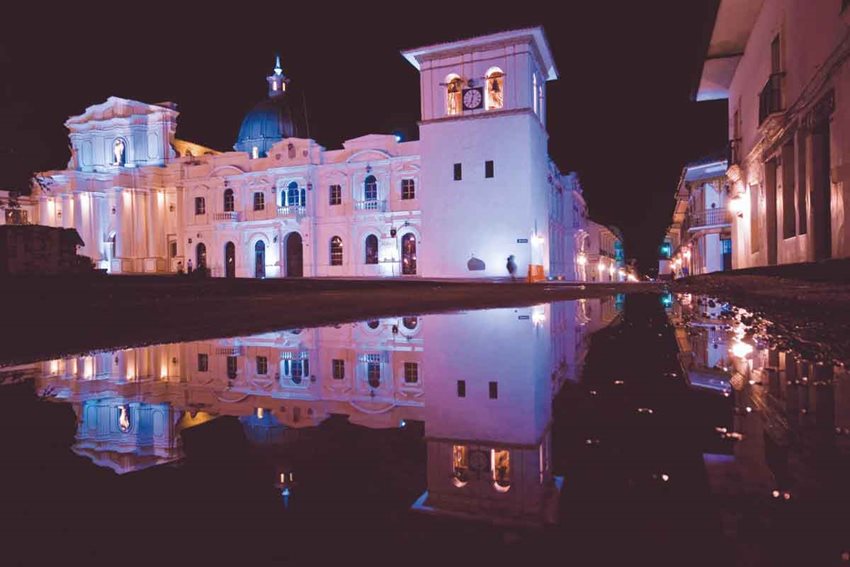 Fotografía de la fachada de la iglesia principal, blanca, de Popayán en Colombia.