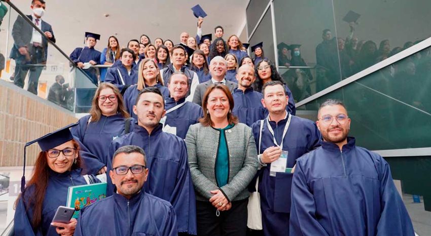 Ministra Ximena Lombana y viceministro Ricardo Galindo junto a los 37 guías de turismo graduados en Anato 2022