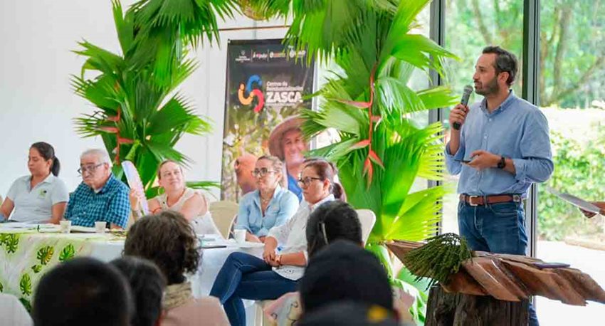 Viceministro (e) de Desarrollo Empresarial, Lorenzo Castillo, hablando al público de pie y desde un micrófono.