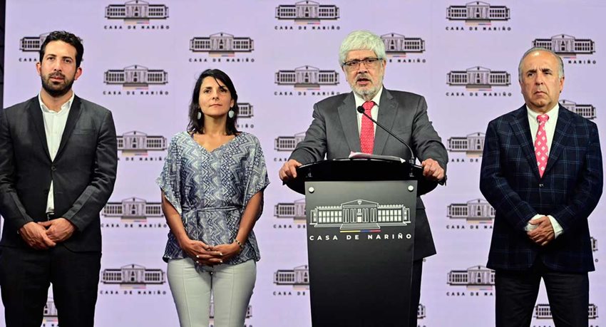 Tres hombres y una mujer del Gobierno nacional hablan sobre la noticia. 