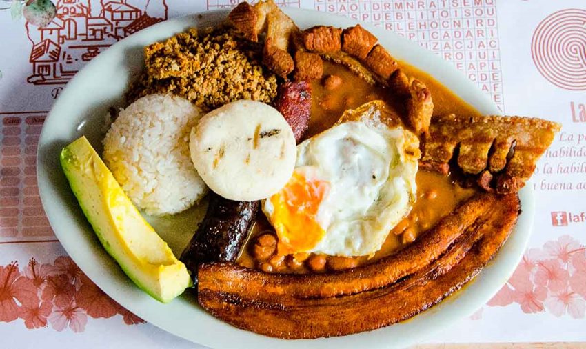 Fotografía de una bandeja paisa.