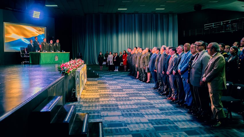 Descripción: Representantes en auditorio con el evento de seguridad turística