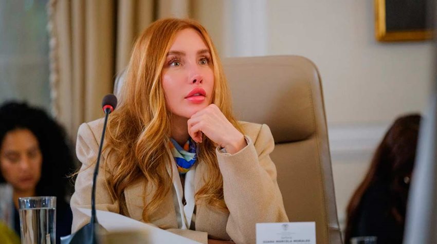 Descripción: Ministra Diana Morales prestando atención en medio de una reunión.