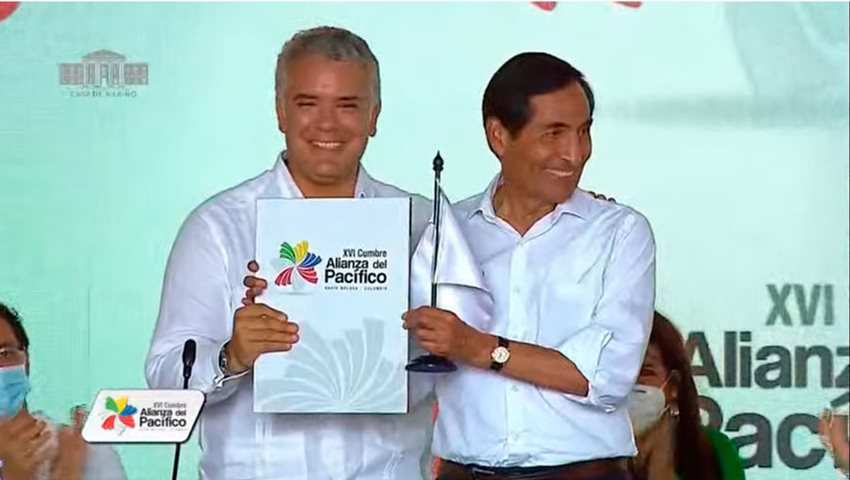 Presidente Iván Duque junto al secretario de Hacienda y Crédito Público de México, Rogelio Ramírez de la O.