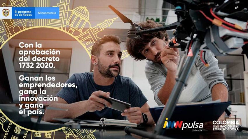 Imagen de dos hombres emprendedores revisando su proyecto tecnológico.