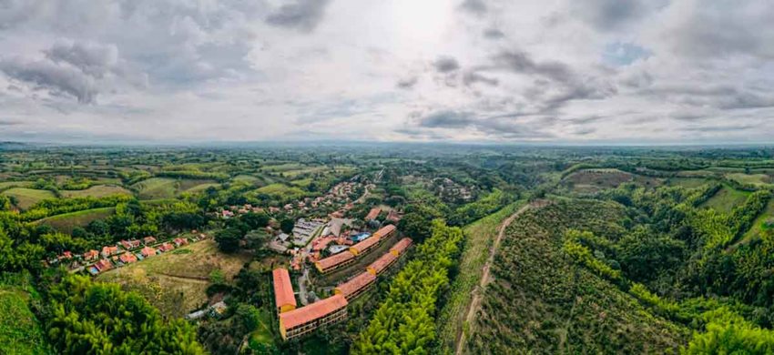 Vista panorámica de campo con construcciones en el municipio de Quimbaya, Quindío.