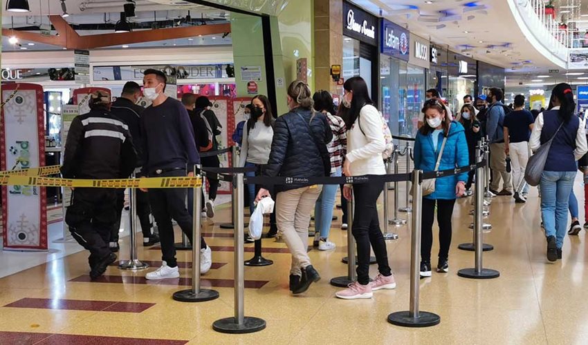Consumidores entrando a almacén de cadena durante el tercer día sin IVA 2021.