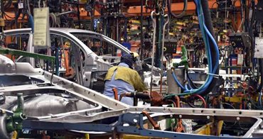 Hombre, con traje de seguridad, trabajando en medio de una fábrica que ensambla carros. - Gobierno del Cambio reconoce los primeros certificados de reembolso tributario 