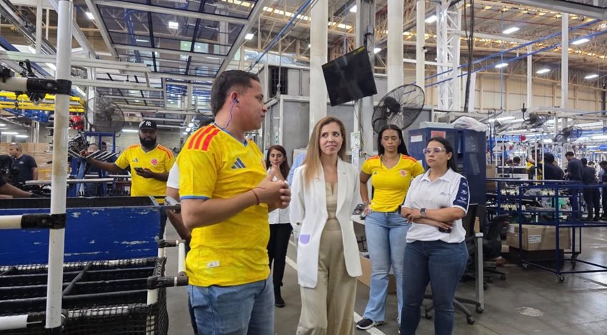 Descripción: Viceministra de Comercio Exterior (e), Sofía Cañón visitando a empresa ensambladoras de motocicletas