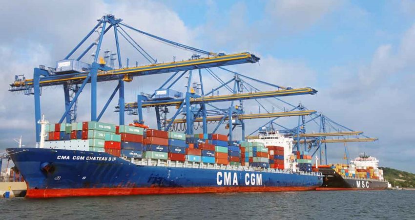 Buque en puerto cargado de contenedores de colores.