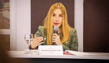 Ministra Diana Morales hablando por micrófono desde una mesa. - 191 productos provenientes de Ecuador pagan arancel diferencial al ingresar a Colombia