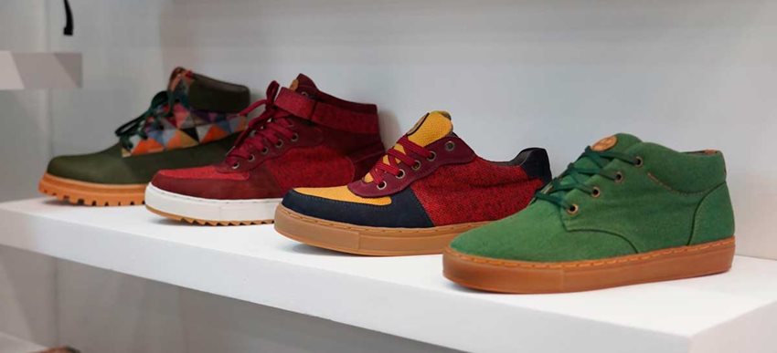 Diferentes tipos de zapatos, de colores, puestos en un stand.