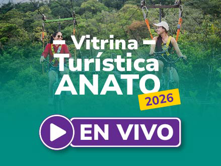 Vitrina Turística Anato 2026, en vivo, con fondo de mujeres montando bicicletas en el aire.
