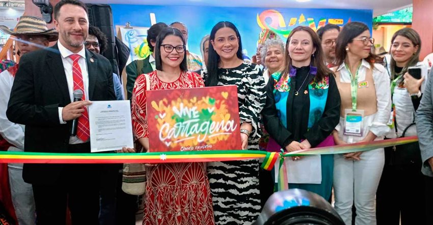 Un hombre y tres mujeres posando para la foto en medio de un stand de la Vitrina Turística de Anato 2024.