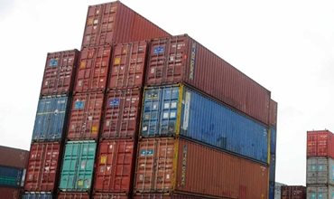 Contenedores de colores descargados y apilados en medio de calle de zona franca. - El Gobierno colombiano hará uso de los canales legales necesarios para hacer frente a la decisión de Ecuador de imponer arancel a productos nacionales